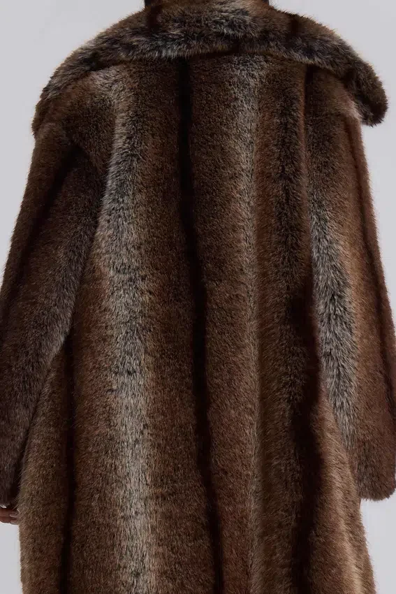 Agyness Brown kappa i fuskpäls