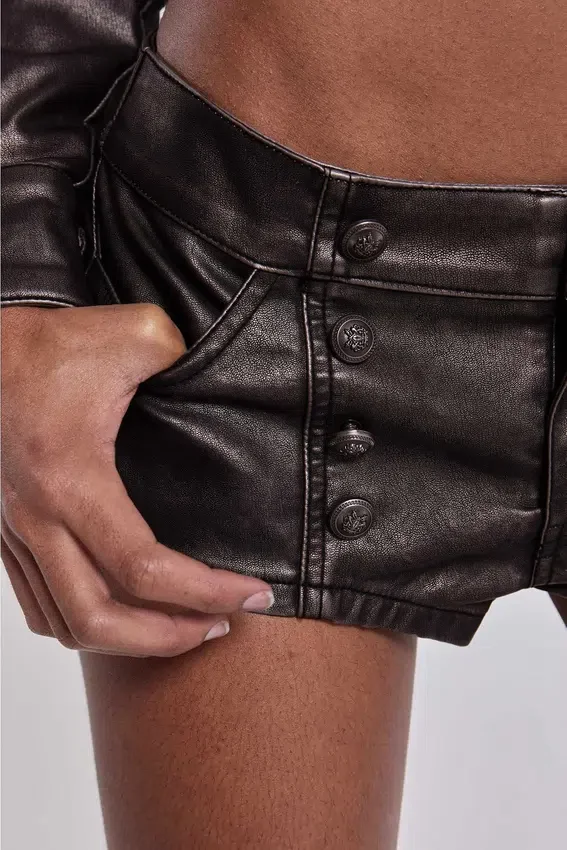 Alektra militärinspirerade minishorts i PU-läder