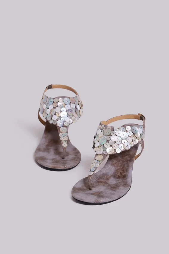 Azaela sandaler med metallknappar och klack
