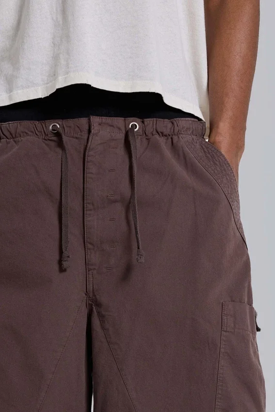 Bruna, baggy cargoshorts i Parachute Cargo-material