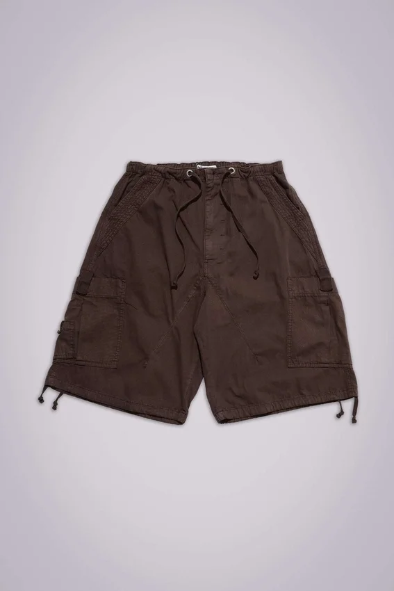 Bruna, baggy cargoshorts i Parachute Cargo-material