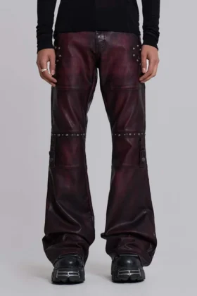 Burgundyfärgade bootcut-byxor i imitationsläder med nitar