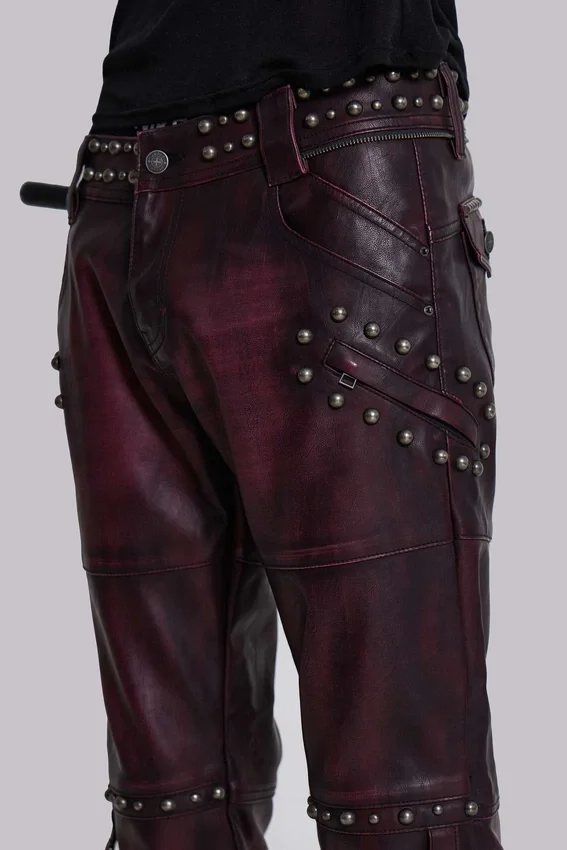 Burgundyfärgade bootcut-byxor i imitationsläder med nitar
