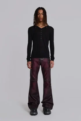Burgundyfärgade bootcut-byxor i imitationsläder med nitar