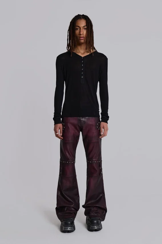 Burgundyfärgade bootcut-byxor i imitationsläder med nitar