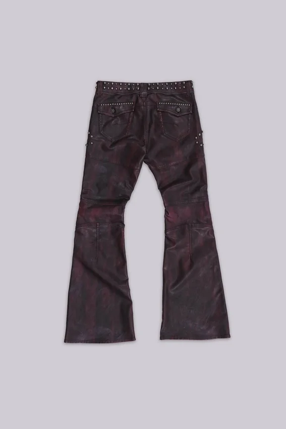 Burgundyfärgade bootcut-byxor i imitationsläder med nitar