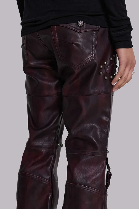 Burgundyfärgade bootcut-byxor i imitationsläder med nitar
