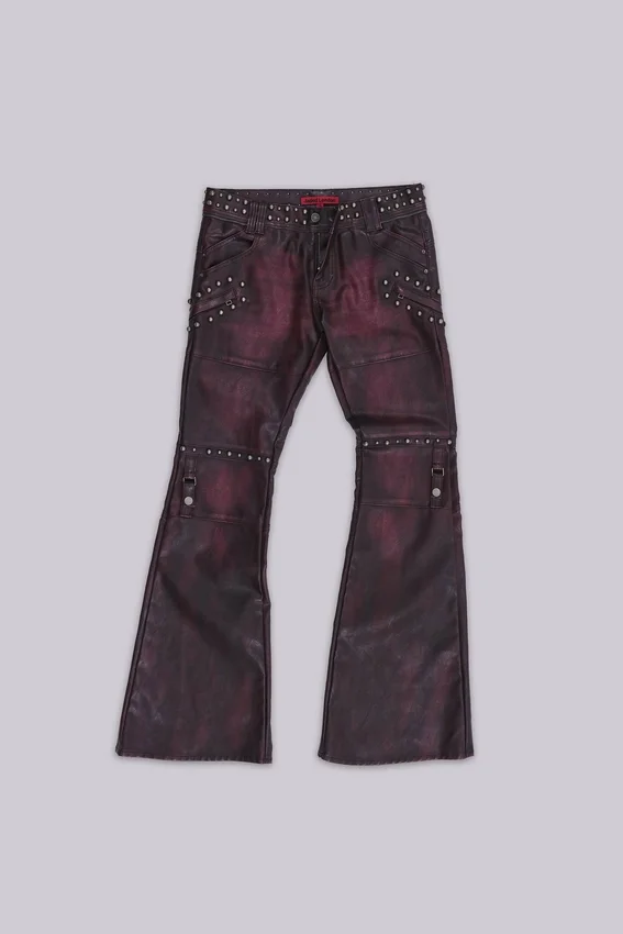 Burgundyfärgade bootcut-byxor i imitationsläder med nitar