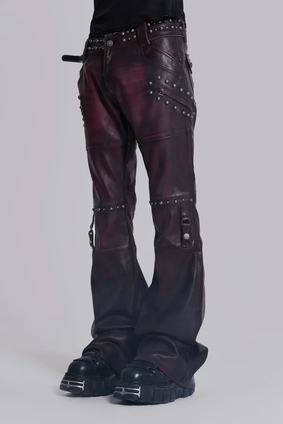 Burgundyfärgade bootcut-byxor i imitationsläder med nitar