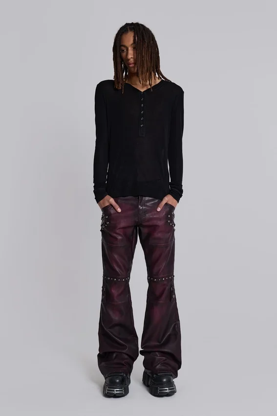 Burgundyfärgade bootcut-byxor i imitationsläder med nitar