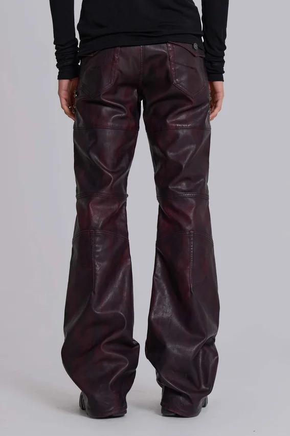 Burgundyfärgade bootcut-byxor i imitationsläder med nitar