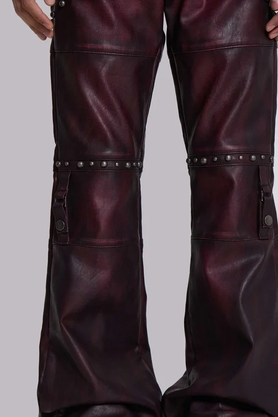 Burgundyfärgade bootcut-byxor i imitationsläder med nitar