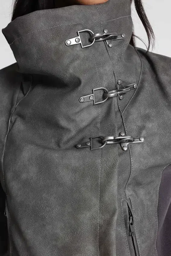 Cera Clasp PU-läderjacka med trattkrage