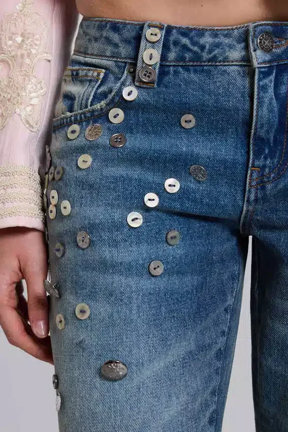 Cooper-jeans med dekorationer i kort modell