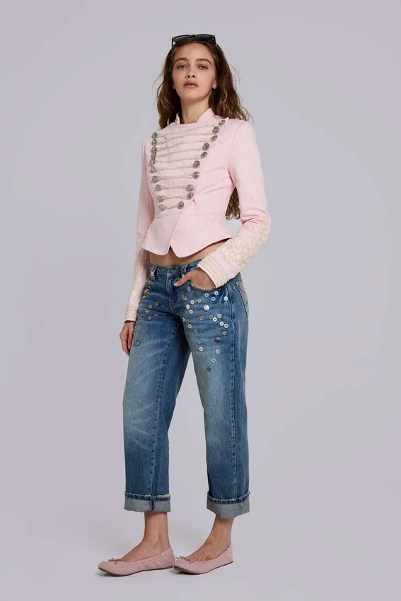 Cooper-jeans med dekorationer i kort modell