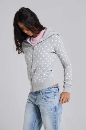 Grå hoodie med prickar