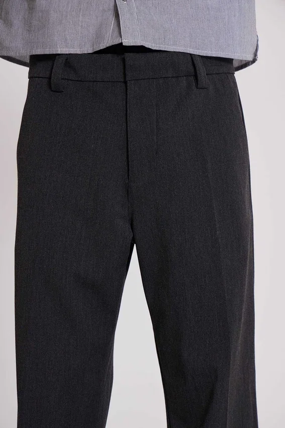 Grå kostymbyxor med bootcut-passform