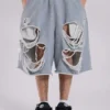 Gråa, slitna Monster-shorts