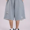 Gråa, slitna Monster-shorts