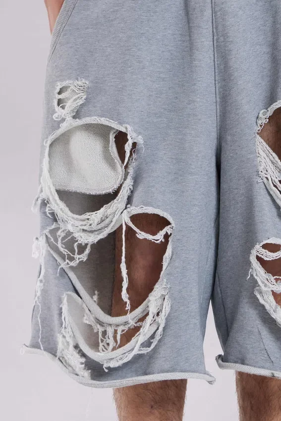 Gråa, slitna Monster-shorts