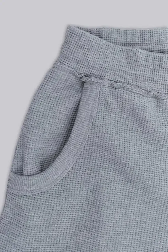 Gråmelerade joggingshorts i waffelväv med Monster-motiv