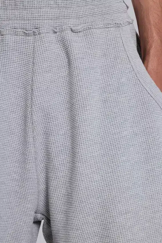 Gråmelerade joggingshorts i waffelväv med Monster-motiv