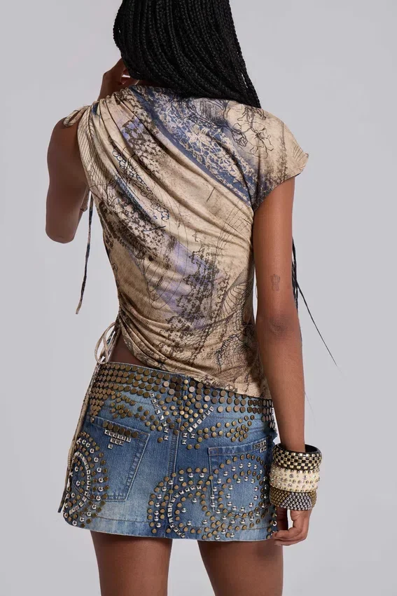 Hena-minikjol i denim med nitar