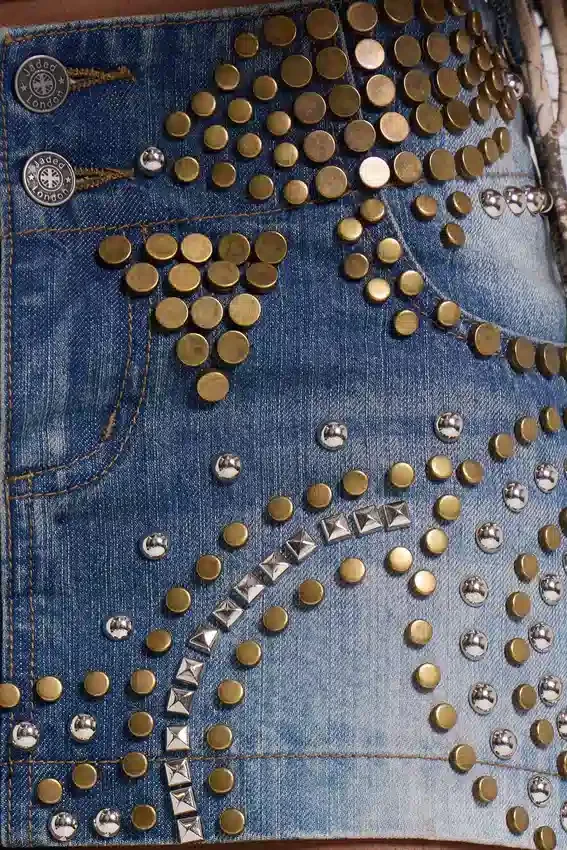 Hena-minikjol i denim med nitar