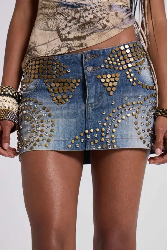 Hena-minikjol i denim med nitar