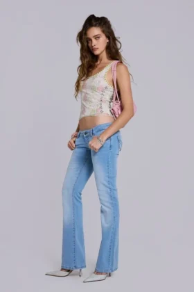 Kelsey lågmidjade skinny jeans med bootcut i ljus tvätt