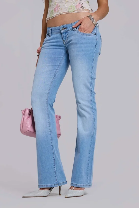 Kelsey lågmidjade skinny jeans med bootcut i ljus tvätt