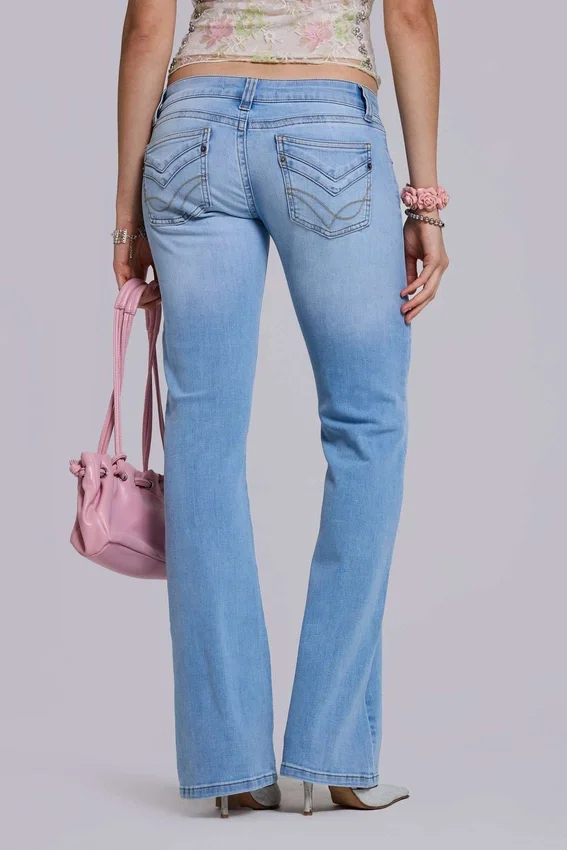 Kelsey lågmidjade skinny jeans med bootcut i ljus tvätt