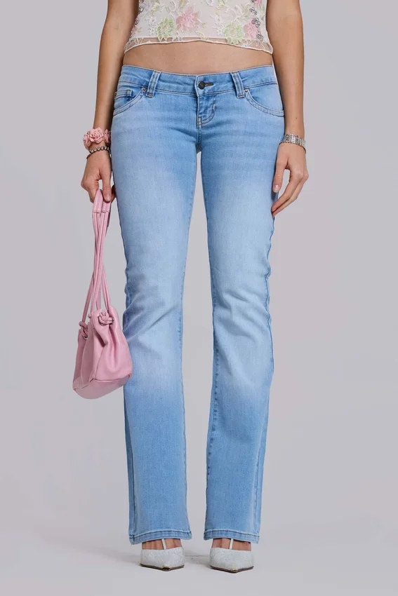 Kelsey lågmidjade skinny jeans med bootcut i ljus tvätt