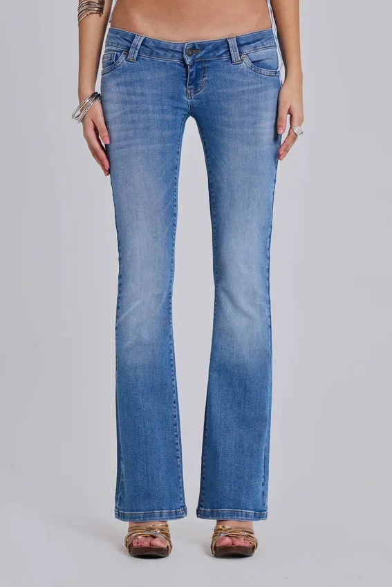 Kelsey lågmidjade skinny jeans med bootcut i mellantvätt