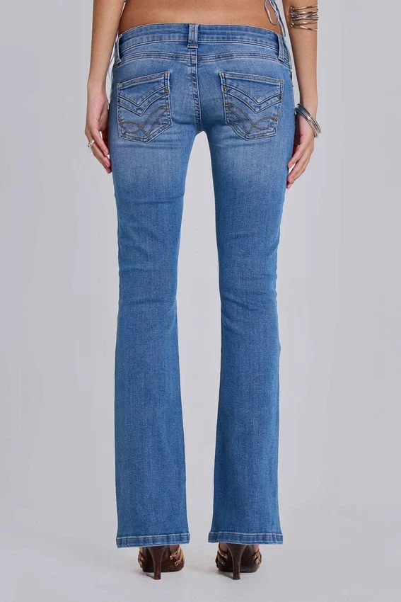 Kelsey lågmidjade skinny jeans med bootcut i mellantvätt