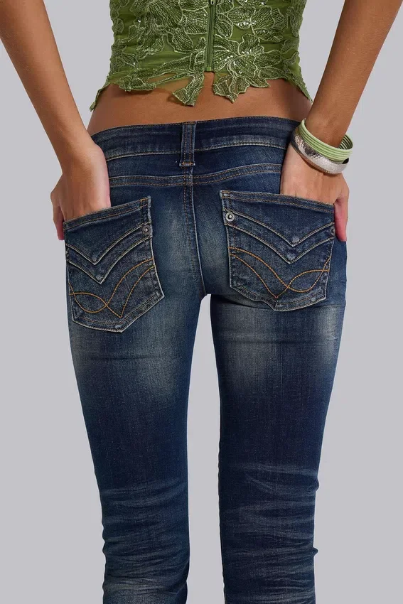 Kelsey lågmidjade, smala bootcut-Jeans i mörk tvätt