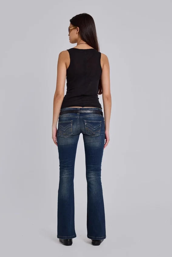 Kelsey lågmidjade, smala bootcut-Jeans i mörk tvätt