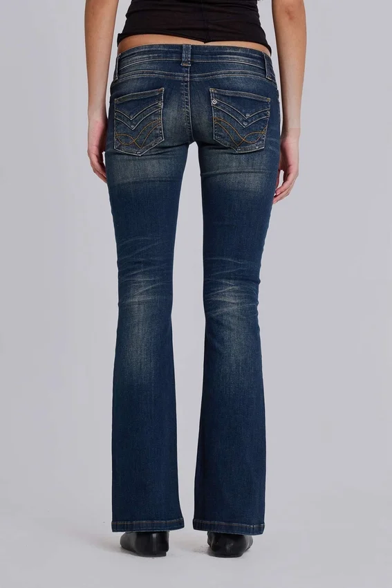 Kelsey lågmidjade, smala bootcut-Jeans i mörk tvätt
