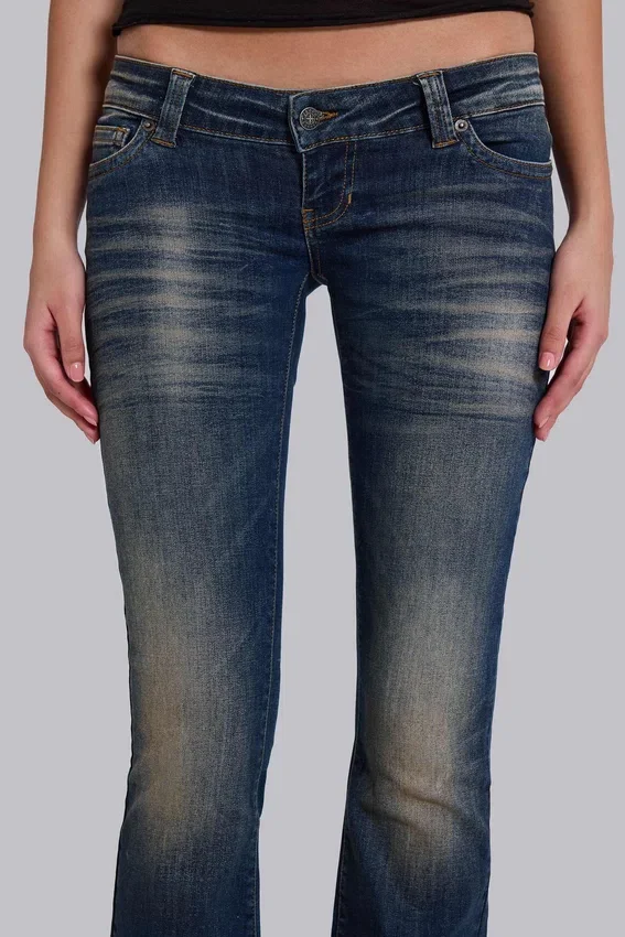 Kelsey lågmidjade, smala bootcut-Jeans i mörk tvätt
