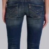 Kelsey lågmidjade, smala bootcut-Jeans i mörk tvätt