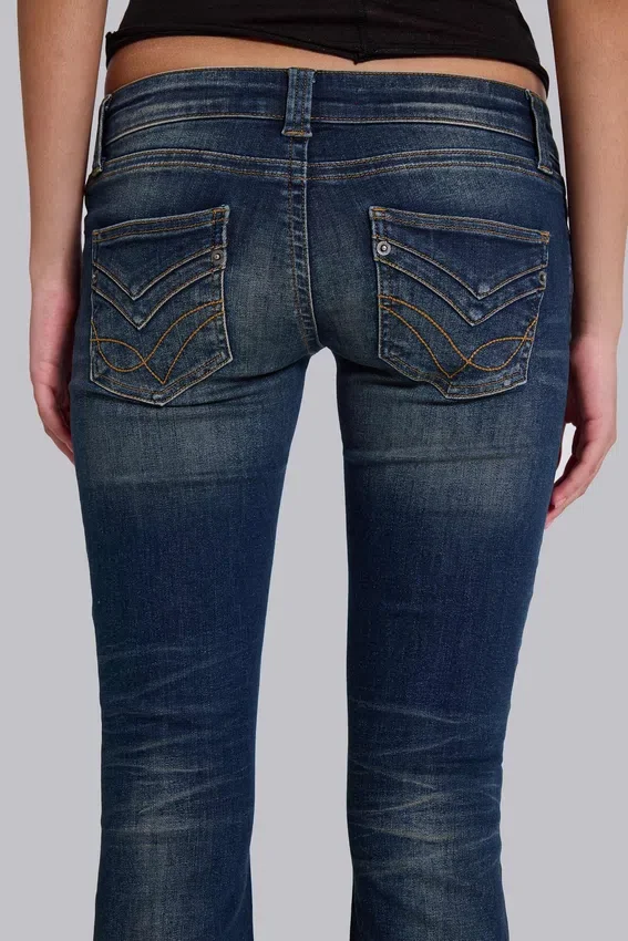Kelsey lågmidjade, smala bootcut-Jeans i mörk tvätt