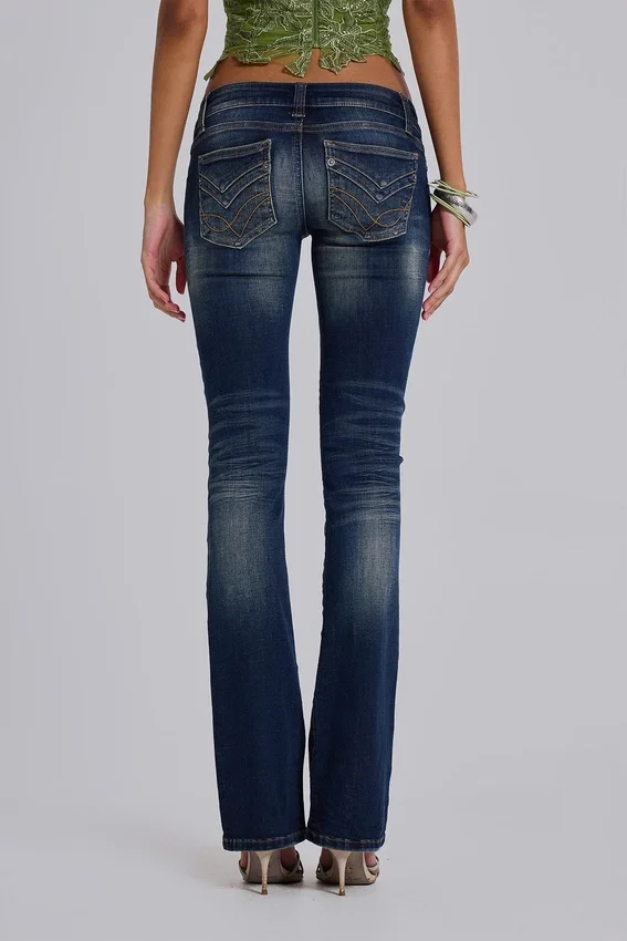 Kelsey lågmidjade, smala bootcut-Jeans i mörk tvätt