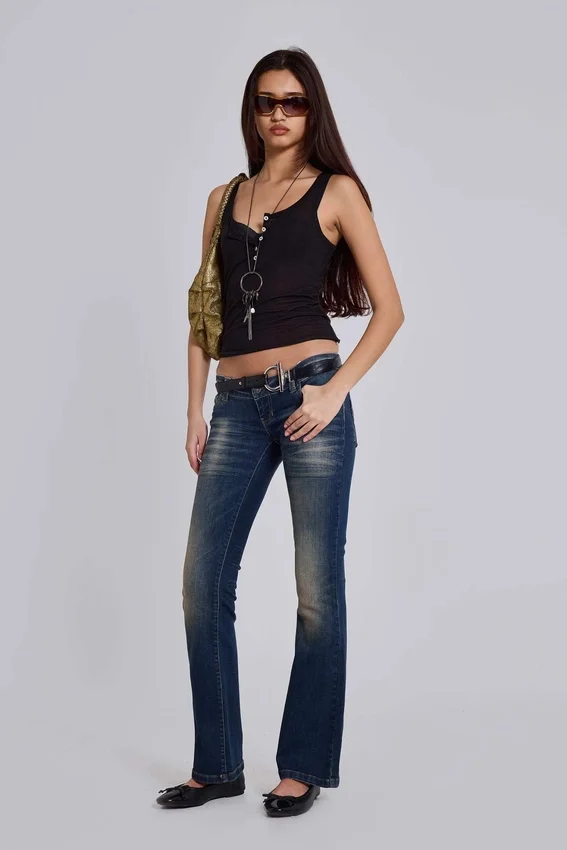 Kelsey lågmidjade, smala bootcut-Jeans i mörk tvätt