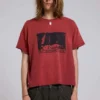 Kort T-shirt i röd nyans