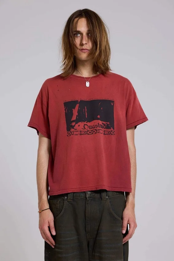 Kort T-shirt i röd nyans