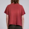 Kort T-shirt i röd nyans