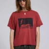Kort T-shirt i röd nyans