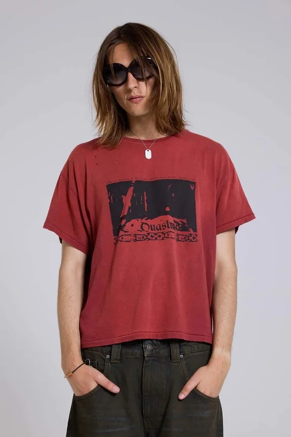 Kort T-shirt i röd nyans