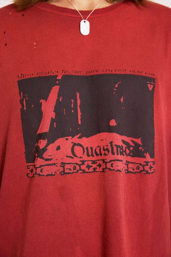 Kort T-shirt i röd nyans