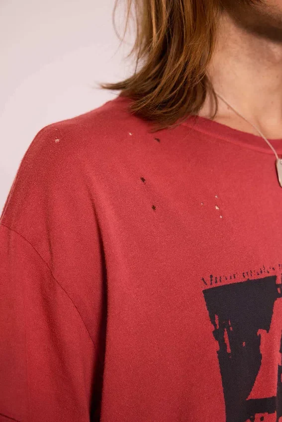 Kort T-shirt i röd nyans